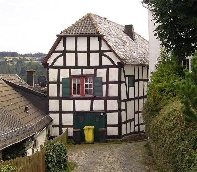 Fachwerkhaus unterhalb der Burgruine