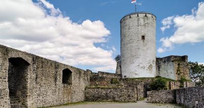 Burgruine mit Bergfried
