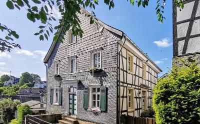 Fachwerkhaus mit Schiefer-Verkleidung an der Giebelseite