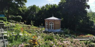 Pavillon im Rosengarten am Hückeswagener Schloss