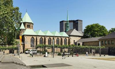 Südansicht Essener Dom mit Domhof