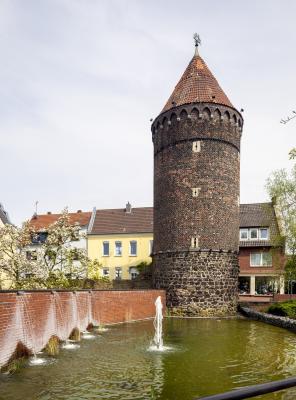 Blick über den Teich auf den Turm
