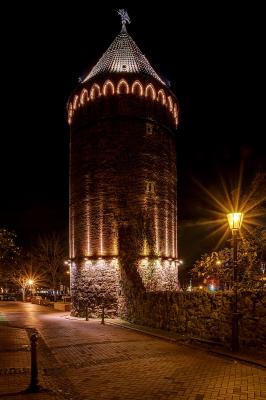 Illuminierter Siebenteufelsturm am Abend