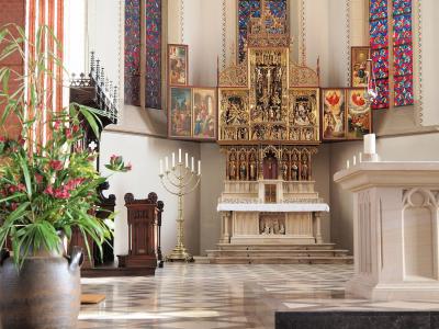 Altar mit Antwerpener Altarretabel