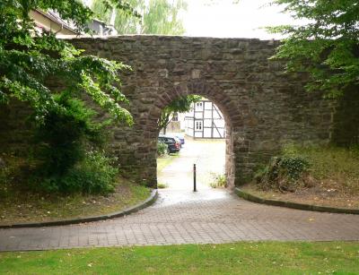 Stadtmauer mit Durchgang