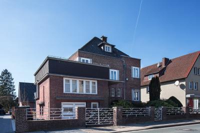 Gütersloh, Paderborner Str. 14, Wohnhaus und Arztpraxis Schmits, Haupteingangsseite