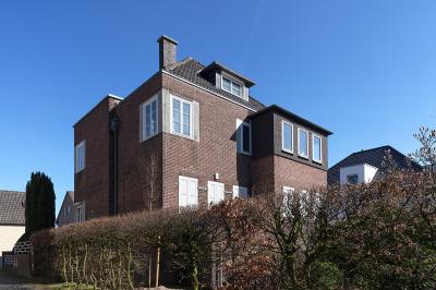 Gütersloh, Paderborner Str. 14, Wohnhaus und Arztpraxis Schmits, Ansicht von Westen