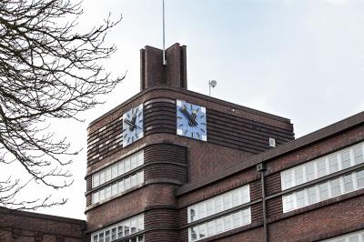 Lünen, Friedenstr. 12, Freiherr-vom-Stein-Gymnasium, Detail Turm mit Uhr