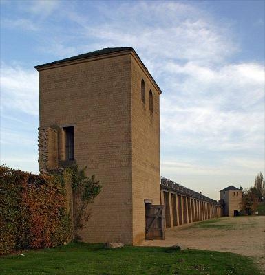 Rekonstruktion der Stadtmauer mit Wehrtürmen