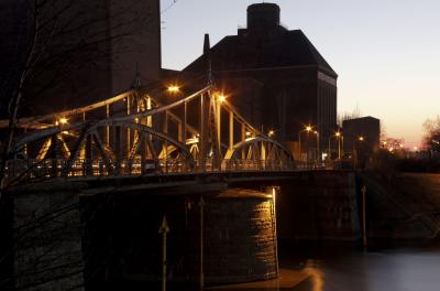 Hafendrehbrücke Krefeld erleuchtet
