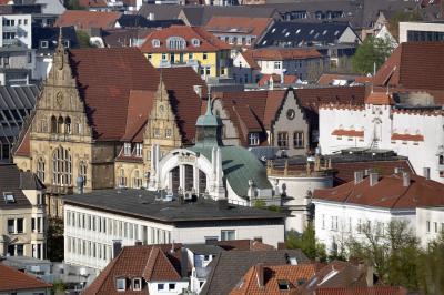 Altes Rathaus mit Theater im Vordergrund
