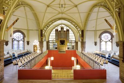 Kirchenempore mit Rippengewölbe und Maßwerkfenster
