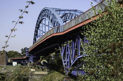 Seitlicher Blick auf die Brücke und das Tragwerk
