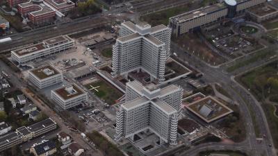 Blick von oben auf das Gelände der Kreuzbauten