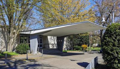 Flugdach am Eingangsbereich der Stadthalle