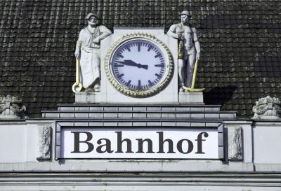 Bahnhofsuhr, eingerahmt von Drahtzieher und Bergmann