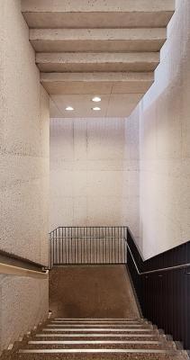 Treppe innen mit Abstand zur Treppenraumwand und Lichtfuge