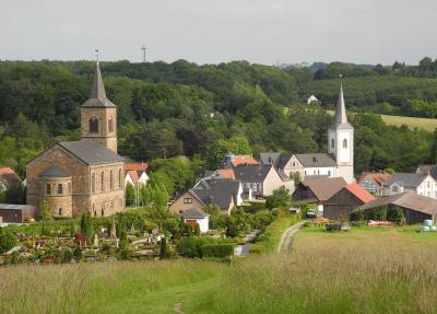 St Maximin mit benachbarter evangelischer Kirche