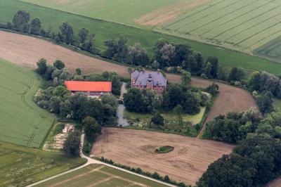 Luftbild der Anlage und der umgebenden Landschaft