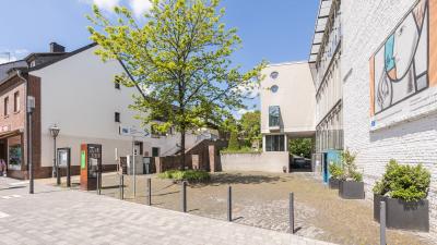 Platz mit Eingang zum Glasmalerei-Museum Linnich