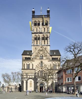 Westfassade mit Turm St. Quirinus-Münster in Neuss