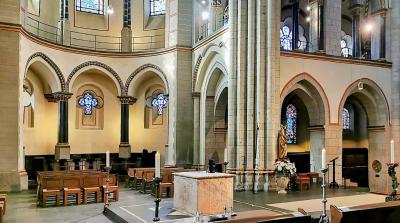 Vierungsbereich mit Altar im St. Quirinus-Münster