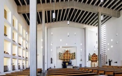 Kircheninnenraum mit Blick zum Altar