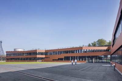 Vorplatz mit Fassadenansicht