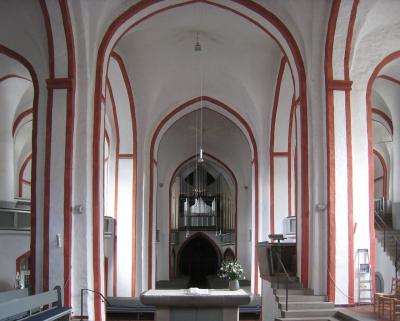 Innenraum mit Blick zur Orgel
