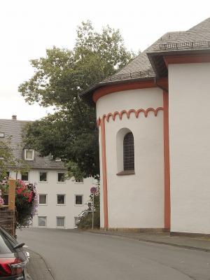 seitliche Ansicht der Apsis mit Rundbogenfries
