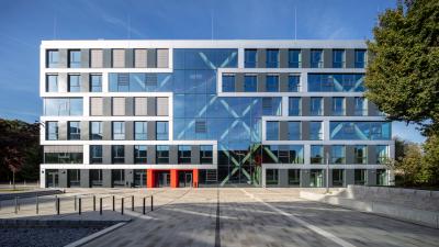 Frontansicht, zentrale Atriumtreppe