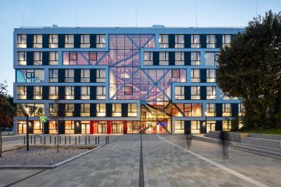 Frontansicht, zentrale Atriumtreppe
