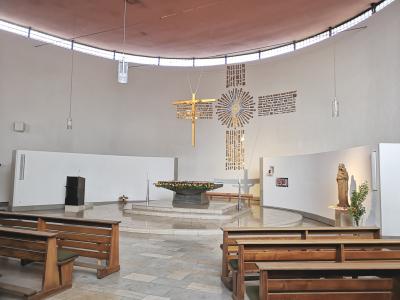 Blick auf Altar und Kreuzmosaik