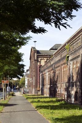 Blick entlang der südlichen Fassade des Verwaltungsgebäudes