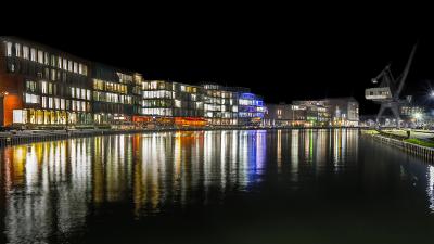 Nachtansicht mit Gebäuden am Hafenbecken 