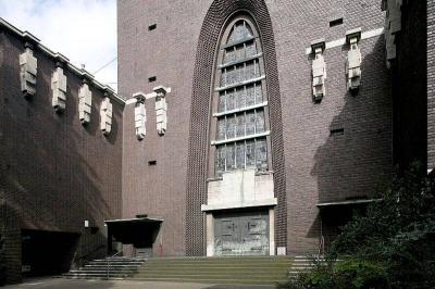 Hauptportal mit Treppenanlage