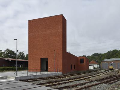 Überhöhtes Eingangsportal, Vorplatz