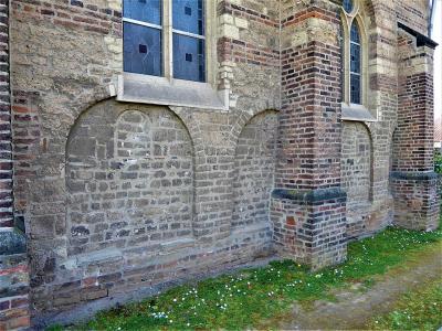 Nordseite mit romanischem Mauerwerk