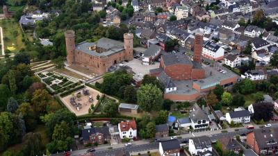 Luftbild der Burg, rechts die Kirche St. Peter