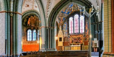 Kircheninnenraum mit Chor und Seitenapsis