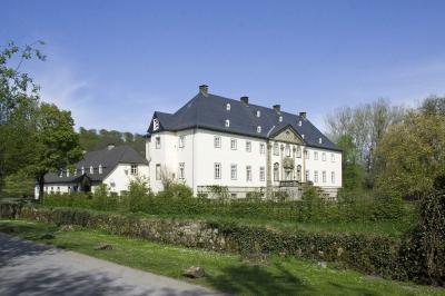 Schloss Alme, Außenperspektive Parkfassade, Seitenflügel