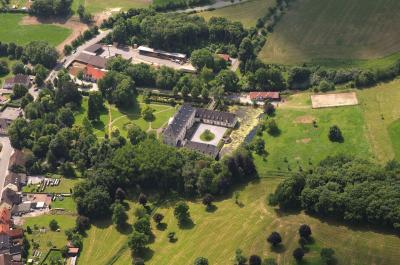 Schloss Alme, Schrägluftbild aus Blickrichtung Westen, Gesamtanlage