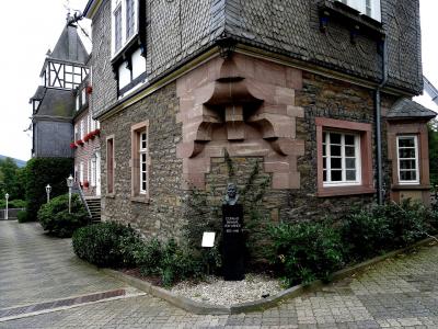 Nordturm Detail, Büste Conrad Freiherr von Wendt (1872–1945)