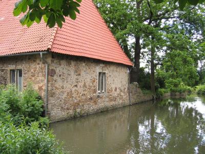Gebäude am Wassergraben