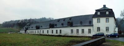 Schloss Laer, Außenperspektive Wirtschaftsgebäude