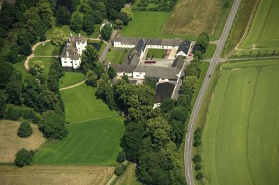 Schloss Laer, Schrägluftbild aus Blickrichtung Westen