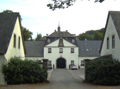 Schloss Laer, Vorburg mit Torbau