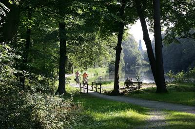 Holzbrücke mit Sichtachse über den "Langen Teich" im Tiergarten Raesfeld