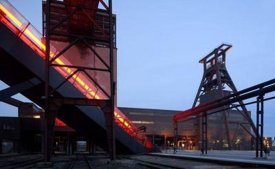 Gangway, im Hintergrund der Förderturm von Schacht XII
