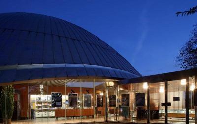 Planetarium in der Dämmerung